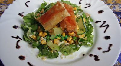Feuilleté filo au saumon fumé, salade tiède de petits pois, fèves et maïs, vinaigrette