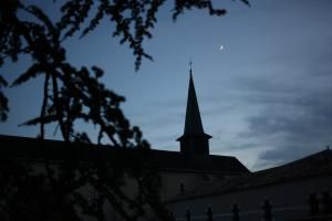 La Lune et l'abbaye d'Échourgnac