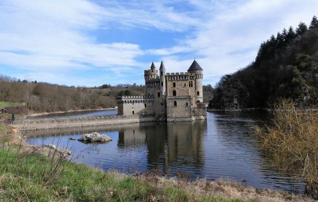 UN  CHATEAU  PEUT  EN  CACHER  UN  AUTRE