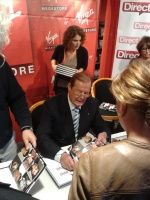 Dédicace de Roger Moore au Virgin des Champs Elysées