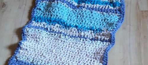 Un tapis crocheté en traphilo bleu et blanc
