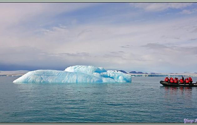 Entre iceberg et growler - Bethune Inlet - Entre Devon et Philpots Islands - Nunavut - Canada