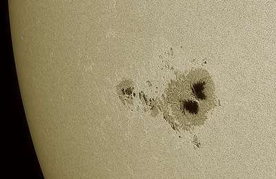 L'évolution de la gigantesque tache solaire AR4079 