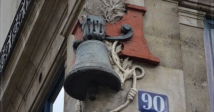 Cloche décorative rue du quai de l'Hôtel de Ville (Paris 4e)