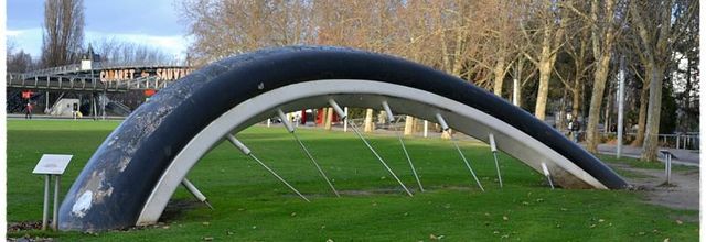 La bicyclette ensevelie, Parc de la Villette, Paris, 1990