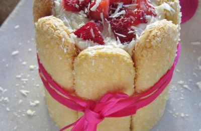 Charlottes individuelles aux fraises et au chocolat blanc