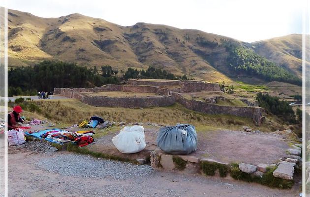 Sur la route Cuzco / Pisac : les vestiges de la "Forteresse Rouge" Puca Pucara - Pérou