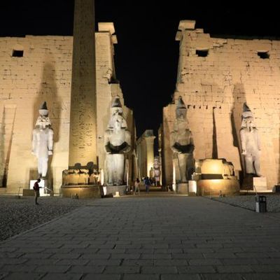 Le temple d'Amon by night à Louxor, Thèbes, Egypte