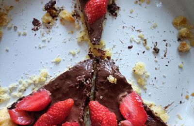 EB - Mes petites-filles et la tarte chocolat fraises...