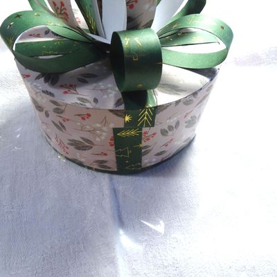 Boîte verte et sa carte assortie .