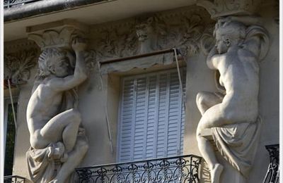 Paris 7ème : Cariatides et macarons au 148 rue de Grenelle