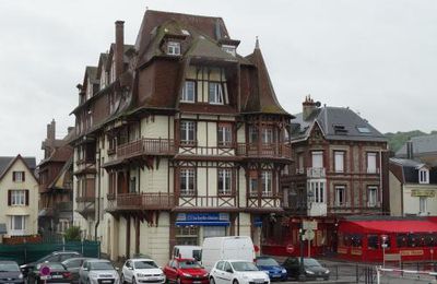 Etretat : vieilles maisons...
