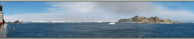 Préparation au débarquement à Gourdin Island (l'île de droite): photos panoramiques vues à partir du pont de stockage des Zodiac puis du pont arrière de L'Austral  - Péninsule Antarctique