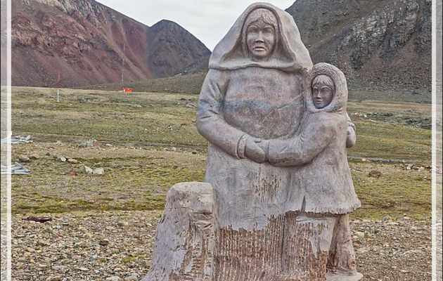 Le monument du souvenir de la déportation - Grise Fiord (ᐊᐅᔪᐃᑦᑐᖅ ou Aujuittuq) - Ellesmere Island - Nunavut - Canada
