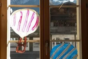 Des montgolfières sur les fenêtres...