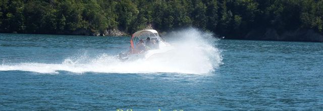 une vague et un bateau 