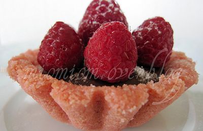 Tartelettes so pinky' pour la fête des mères ♥ [Chocolat framboises sur lit de biscuits roses de reims]