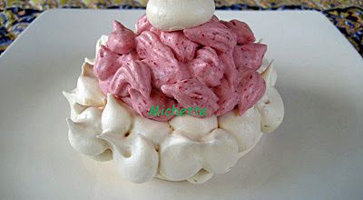 Un joli nid de meringue avec sa mousse de framboise à la rose