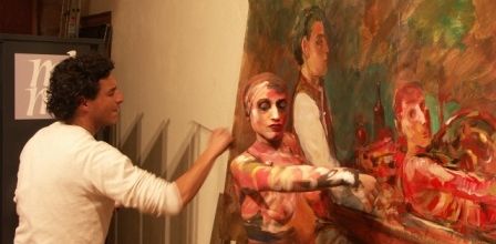Jaime Zapata prépare les corps peints 