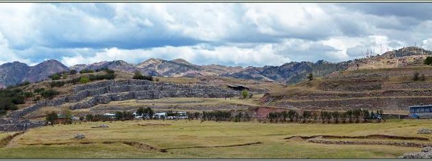 Vue panoramique sur les trois enceintes de la forteresse Sacsayhuamán - Cuzco - Pérou
