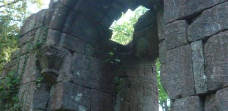 ruines et maisons décrépies:l' explication