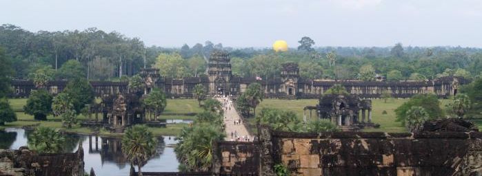 Angkor Wat la face ouest, la voie sacrée et les bains sacrés