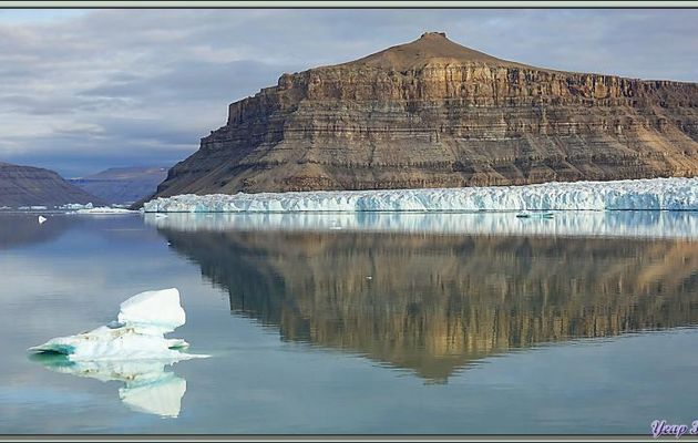 Reflets - Croker Bay - Devon Island - Nunavut - Canada