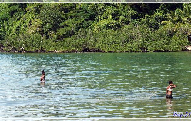 Jeunes pêcheuses devant le lodge et non pas pécheresses devant l'éternel ... - Nosy Sakatia - Madagascar