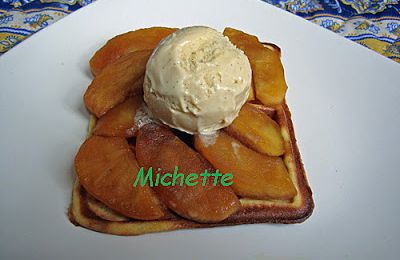 Gaufre à la pâte à chou, pommes caramélisées, glace à la vanille