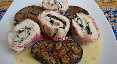 Roulé de filet de poulet à la pancetta, mozarella, aubergine, crème d'ail