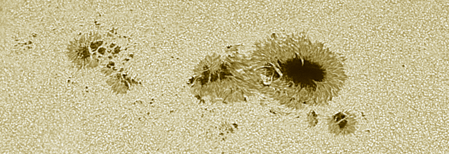 L'immense tache solaire AR 3590 fait face à la Terre