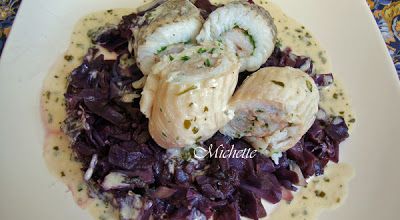 Roulés pochés de carrelet, confit de chou rouge, sauce à l'échalote