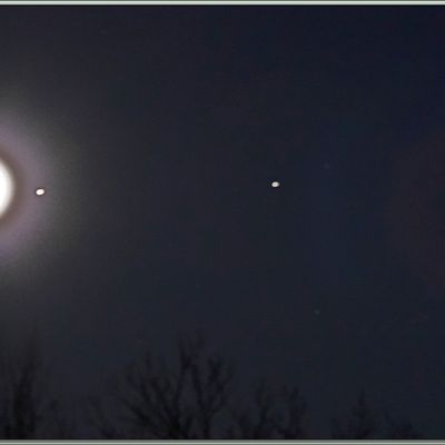 14 janvier, 7 h 00 : la pleine Lune, avec pour voisine Mars, plus loin peut-être Pollux et Castor (têtes des Gémeaux)