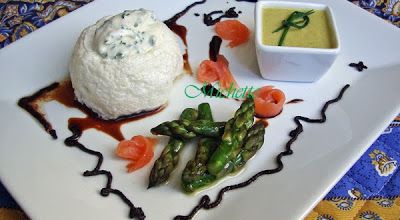 Ile flottante surprise, crèmes d'asperges et de ciboulette, saumon fumé