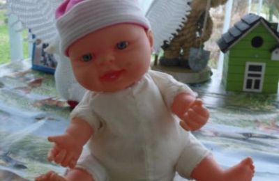 Le bébé -culbutos est habillé
