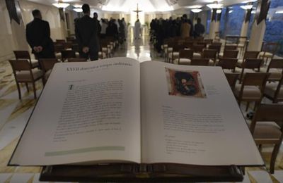 Homélie à Sainte-Marthe: attention aux chrétiens rigides - va
