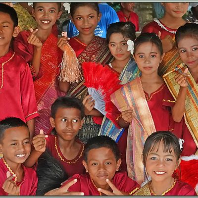 Seconde série de chants et danses de la part de la population locale - Ngurbloat Beach - Tual Island - Pulau-pulau Kei - Moluques - Indonésie