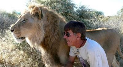 Un lion et un homme amis