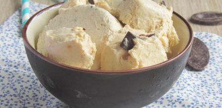 Crème glacée au beurre de cacahuète et pépites de chocolat { sans sorbetière}