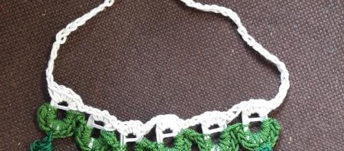 En crochetant des opercules en aluminium