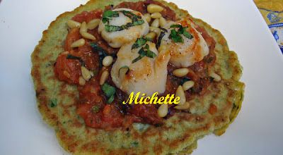 Galette de courgette au curry, fondue de tomate, st Jacques, pignons
