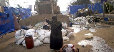 Caire (Égypte) : Une femme empêche un bulldozer militaire de rouler sur un homme blessé 