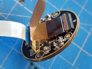 Ouverture de la caméra et repérage du branchement des nappes avant de les débrancher.