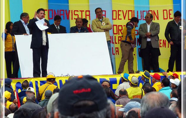Balade le nez en l'air dans le Lima historique (Pérou) : et sur la Plaza San Martin, le sempiternel meeting politique !