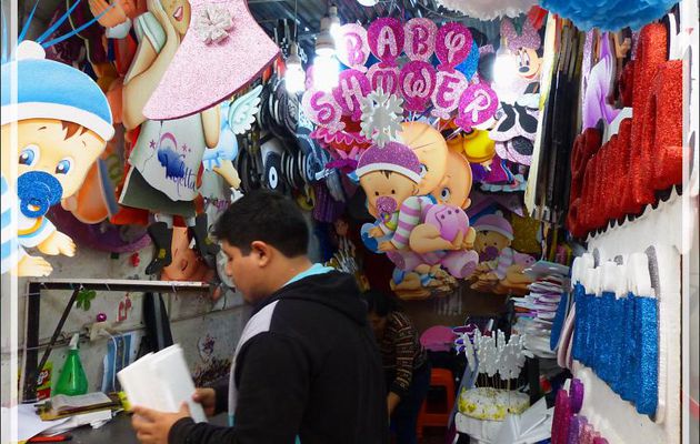 Balade le nez en l'air dans le Lima historique (Pérou) : au Marché Central (Mercado central), le coin très coloré des objets festifs en polystyrène