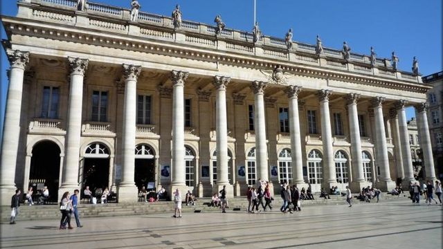 Les 12 statues du portique du Grand Théâtre de Bordeaux