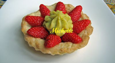 Tartelette feuilletée faite maison, crème pistache et fraise