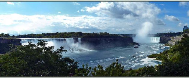 Après l'excursion en bateau, nous profitons du superbe panorama que nous avons, à partir de Niagara Parkway, sur les chutes - Niagara Falls - Ontario - Canada
