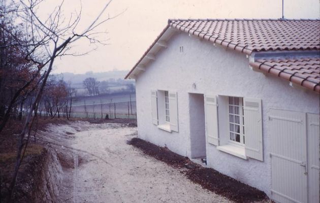 Eté 1973 : Breuillet et mon petit chien se défoule.