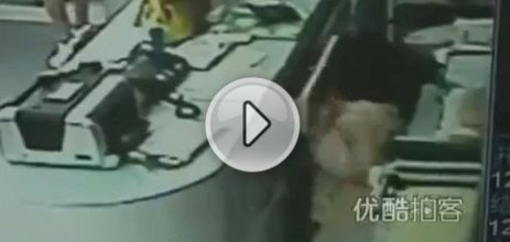 En Chine, une mère enceinte envoie sa fille voler la caisse d'un magasin